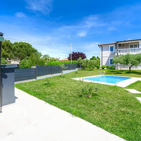 Purple Sky By Briskva Apartment